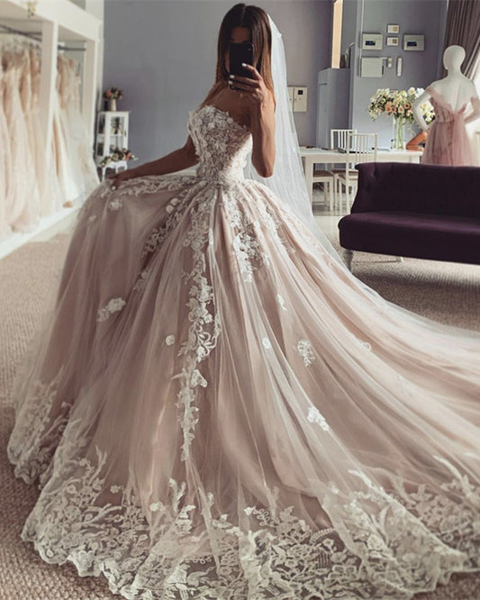 Charming Tulle Sweetheart Wedding Dress Lace Embroidery