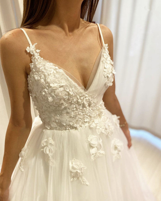 Elegant Tulle V Neck Wedding Dress With Lace Flowers